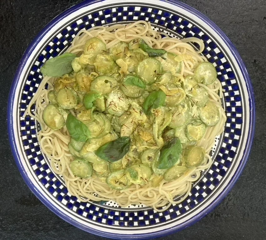Voir la vidéo recette pâtes au safran et courgettes - Épices de Perse