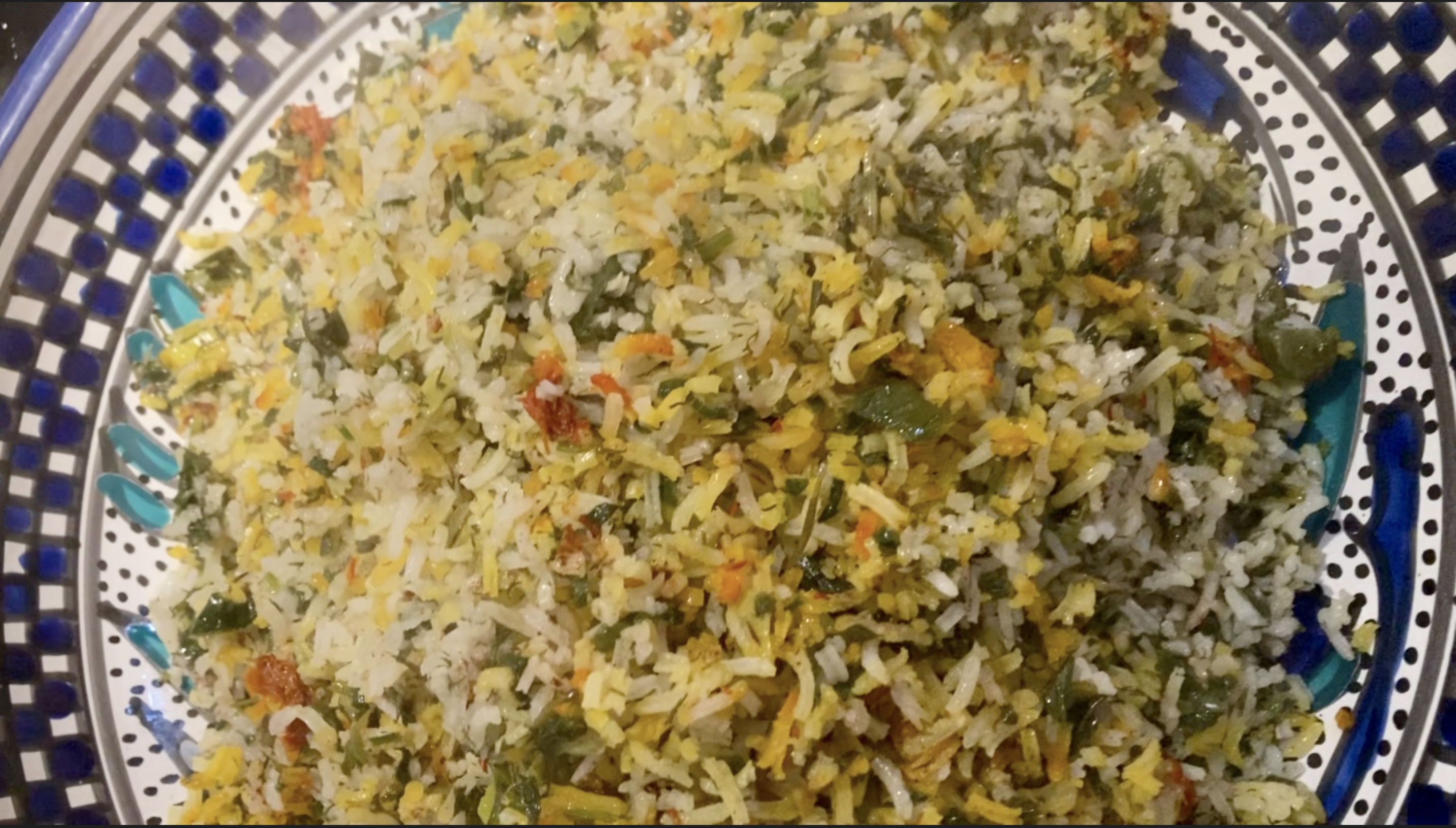 Sabzi Polo au safran, un plat traditionnel persan à base de riz et d’herbes, souvent accompagné de poisson.