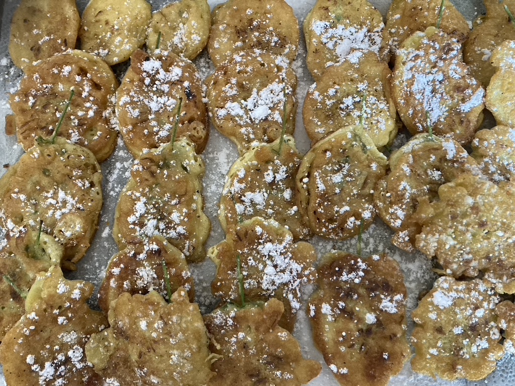 Voir la vidéo de la recette des beignets de fleurs d'acacia au safran