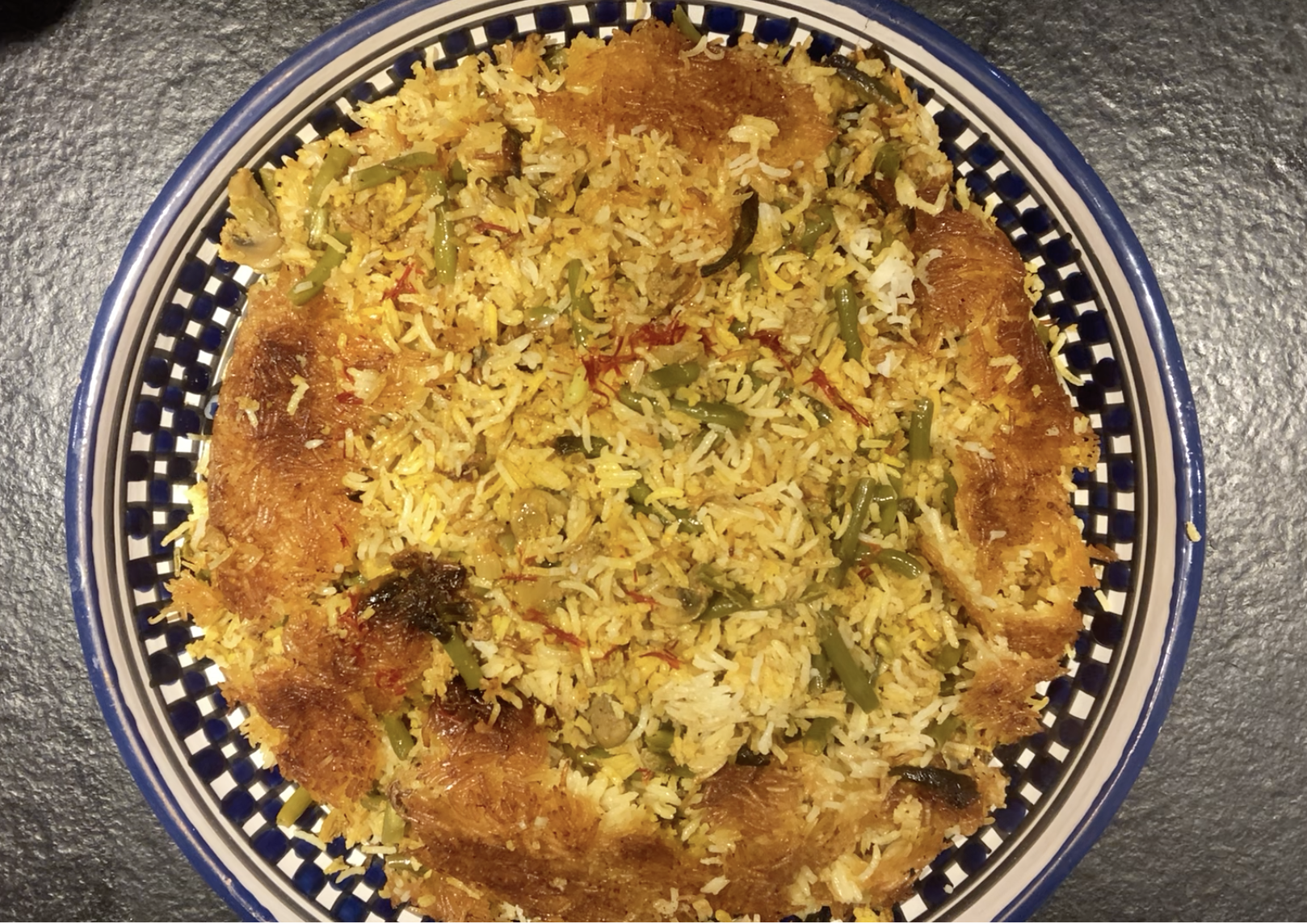 Voir la vidéo du Loubia Polo au safran – une alternative végétarienne iranienne